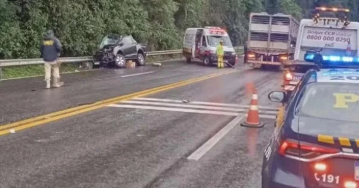 Duas pessoas morrem após colisão frontal entre caminhonete e ônibus na BR 386