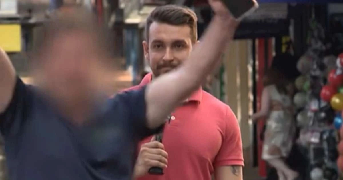 Repórter se irrita com homem que atrapalha a gravação de matéria na rua