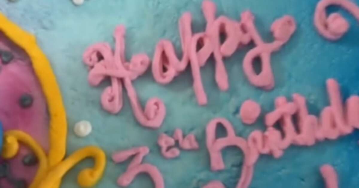 Mãe se diverte com erro gramatical no bolo de aniversário da filha nos Estados Unidos