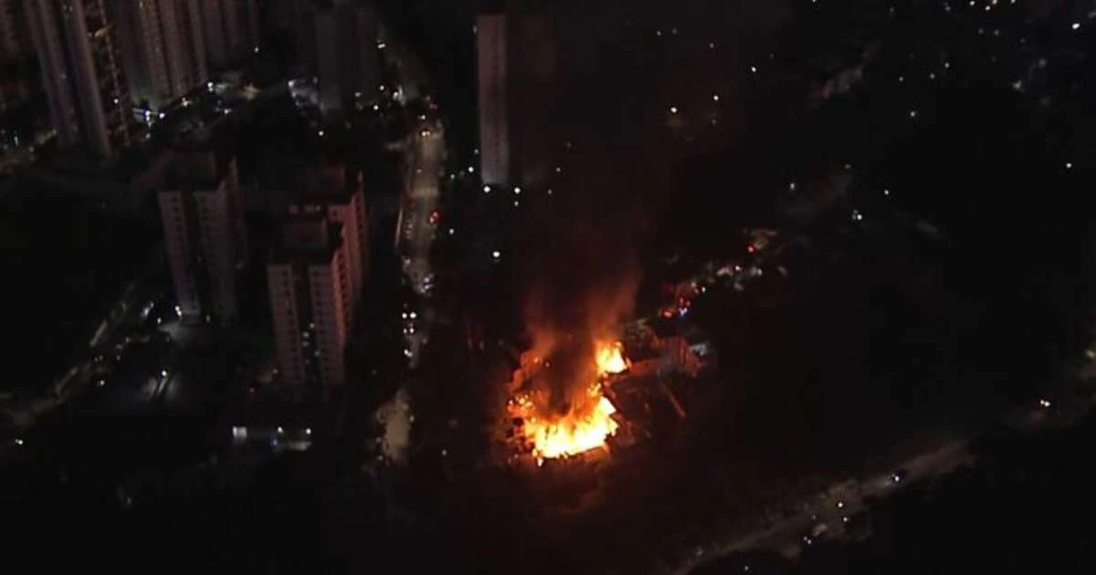 Incêndio atinge 10 casas em Paraisópolis, zona sul de São Paulo