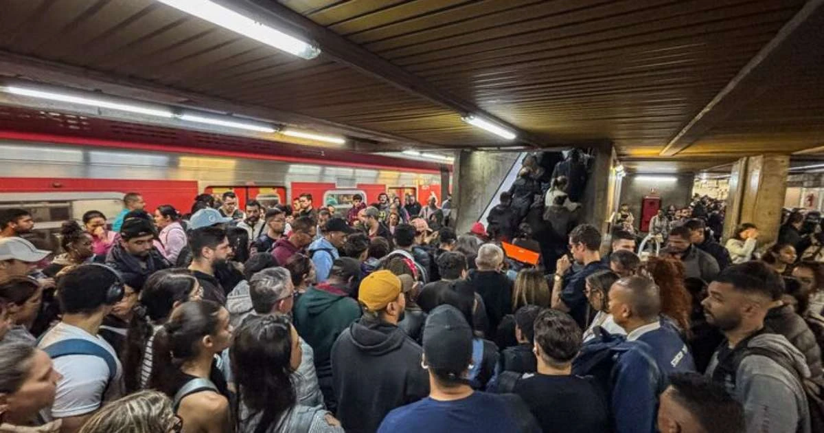 Passageiros reclamam de superlotação na Estação Barra Funda após mudanças; terminal terá nova escada