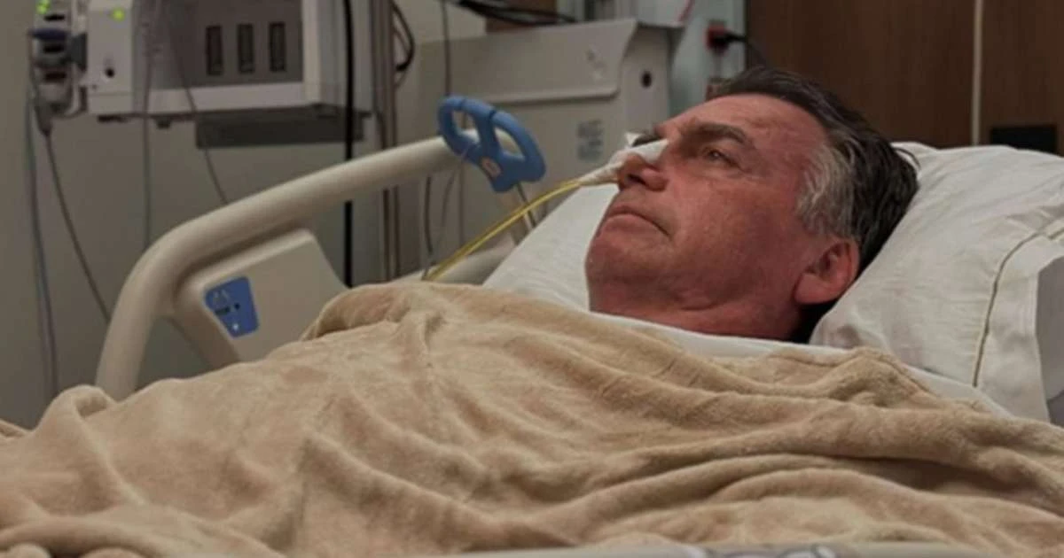 Filho de Bolsonaro desabafa sobre estado do pai: 'Cirurgia mais complicada'