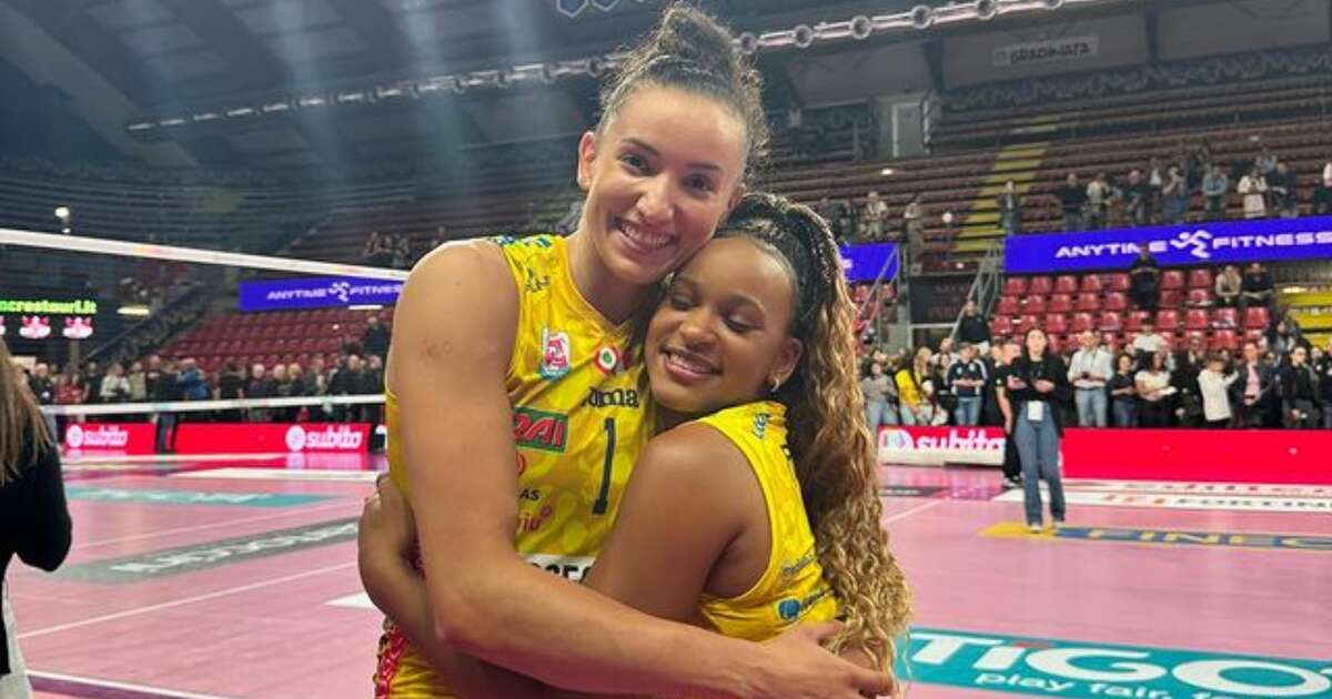 Rebeca Andrade assiste jogo de Gabi Guimarães na Itália e ganha camisa de presente: 'Pé quente'