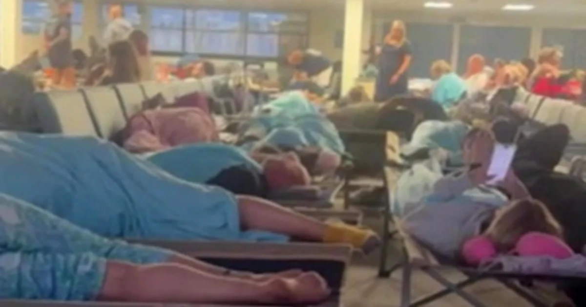 Passageiros ficam 'presos' por mais 10 horas em aeroporto após casal fumar no banheiro de aeronave