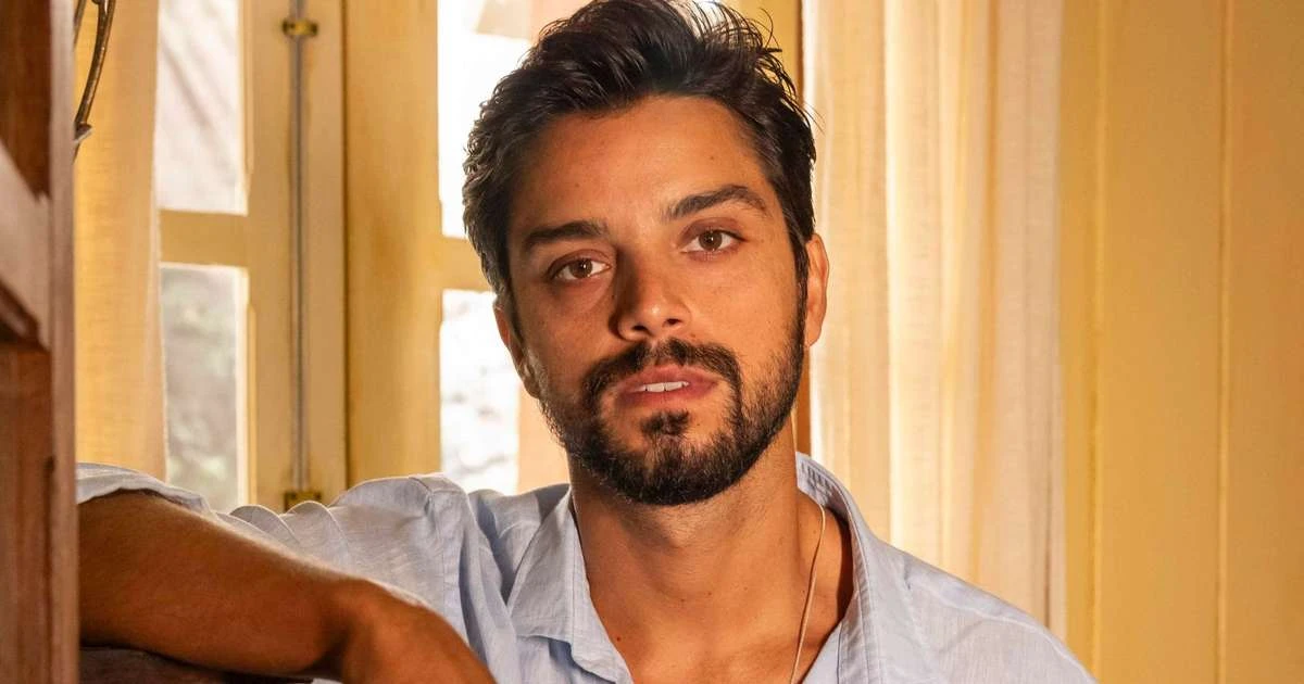 Rodrigo Simas abre o jogo sobre bissexualidade e descarta paternidade: 'Não tenho tanta vontade'