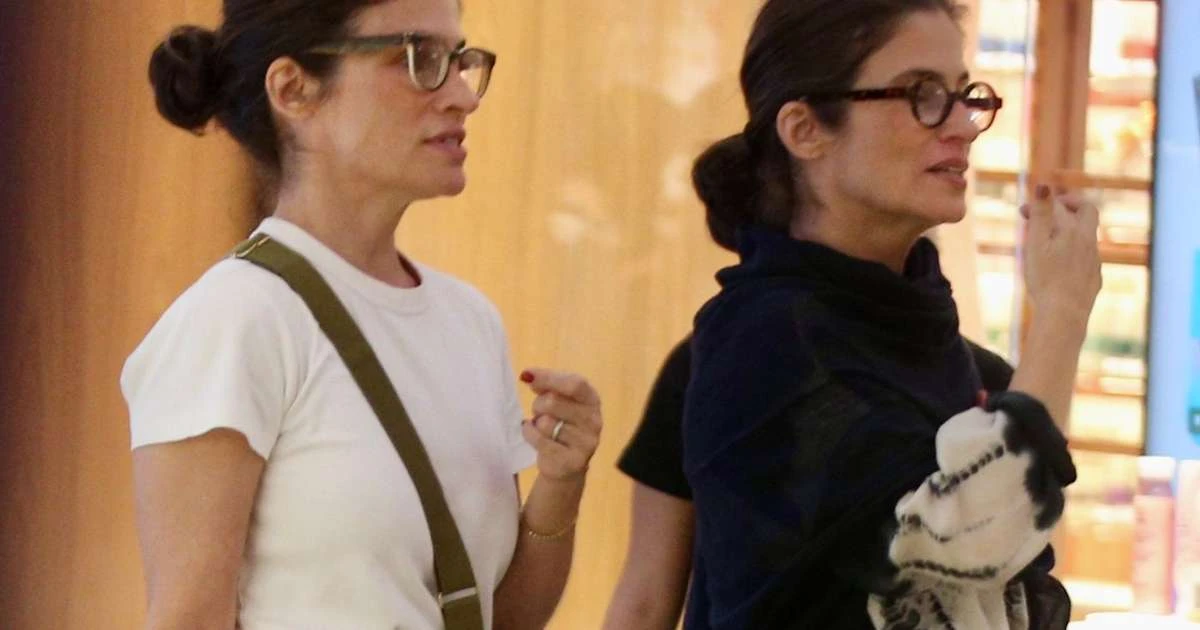 Quem é quem? Renata Vasconcellos ganha companhia da irmã gêmea, Lanza Mazza, em passeio por shopping do Rio. Fotos!