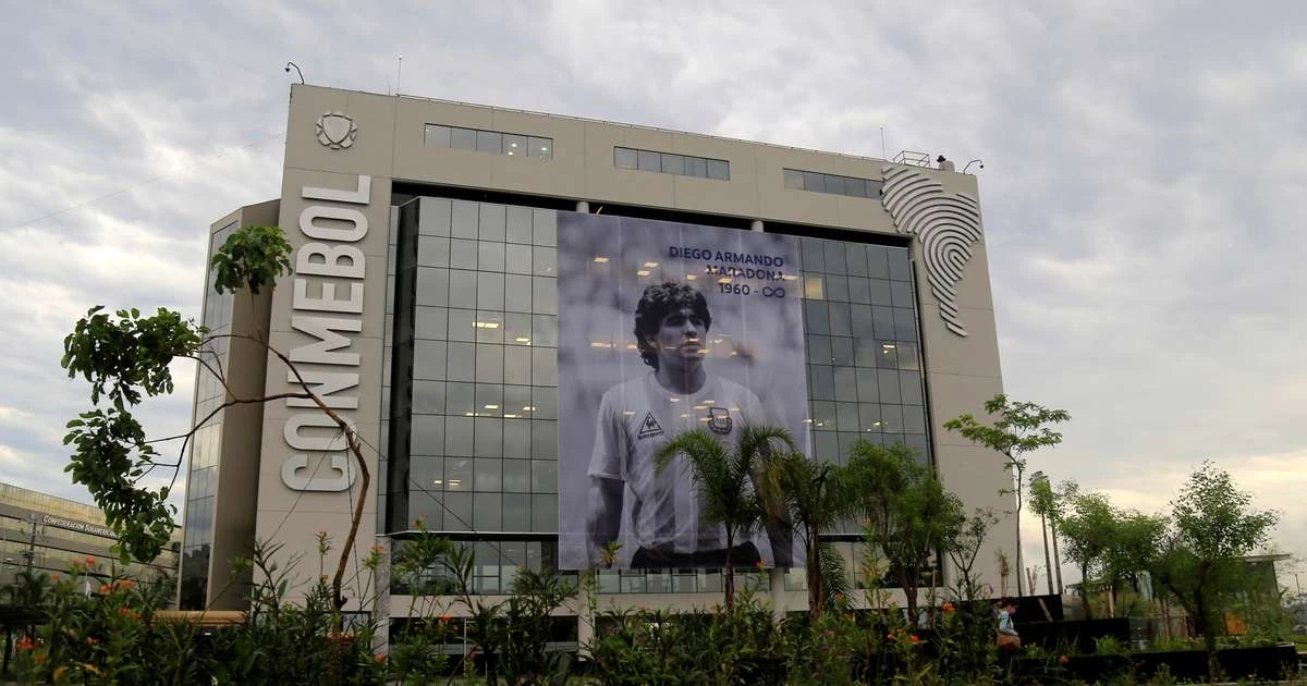 Neurocirurgião responsável por Maradona é agredido com camisa da Argentina antes de julgamento