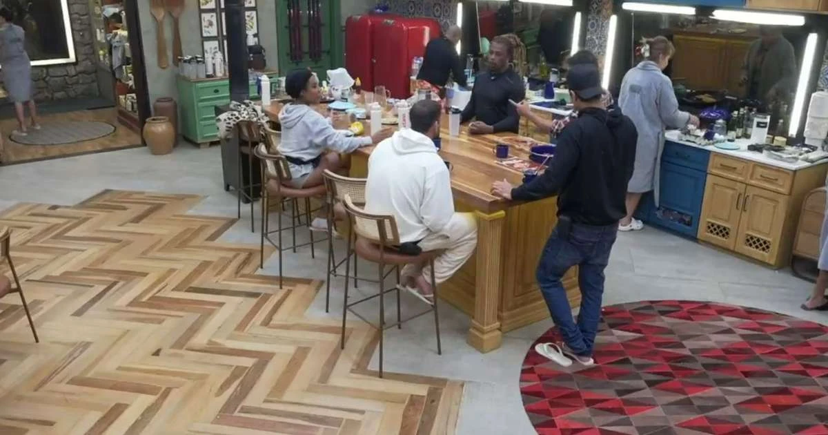 A Fazenda: peões se irritam com situação nojenta e procuram responsável