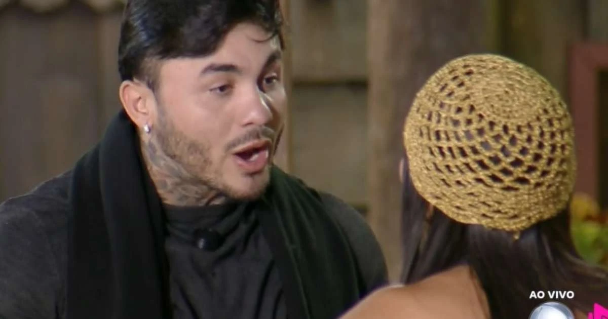 'A Fazenda 17': Wallas limpa nariz de Yoná durante briga e web surta: 'Que nojo'