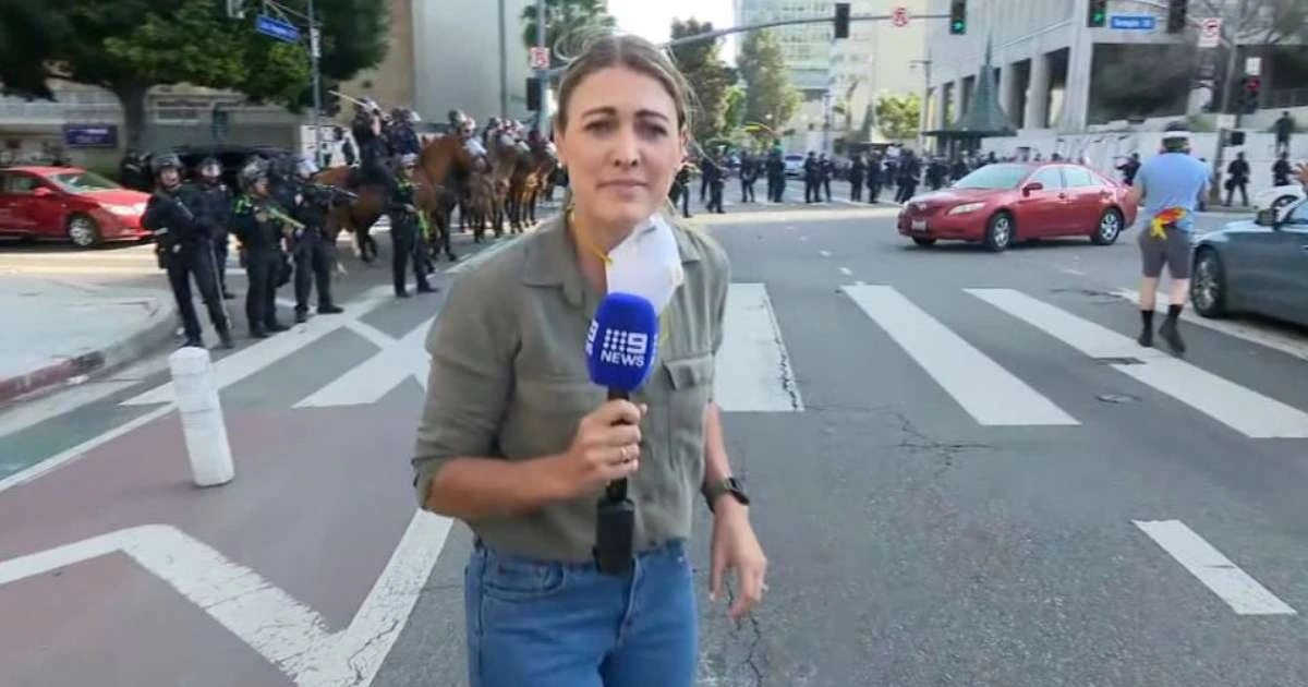 Repórter é atingida por tiro da polícia durante protesto contra políticas de Trump