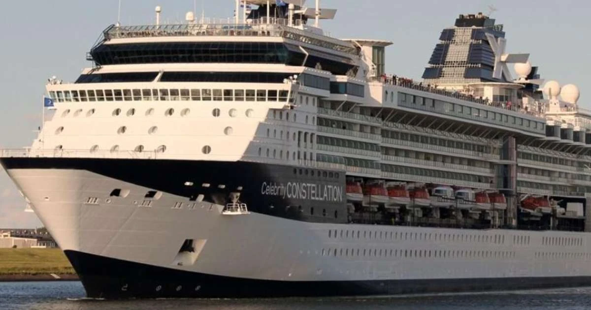 Navio da Celebrity Cruises fica à deriva na costa da Itália durante queda de energia