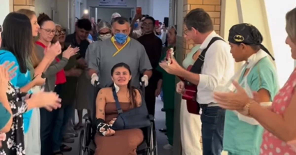 Após um mês internada, jovem que teve mão decepada no CE recebe alta e se emociona com homenagem