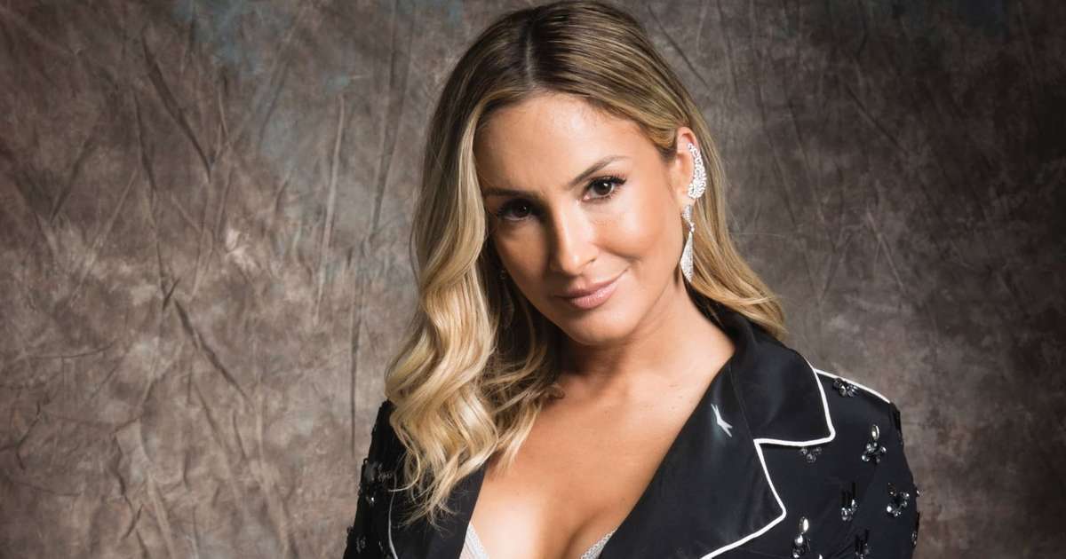 Claudia Leitte usa transparência e web ironiza: 'Bem evangélica né'