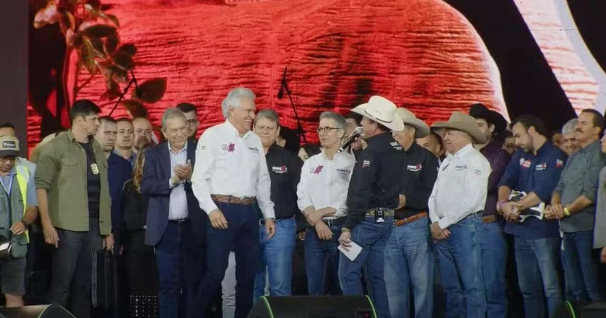 Tarcísio leva boneco de Bolsonaro à Festa de Barretos e diz que ex-presidente sofre 