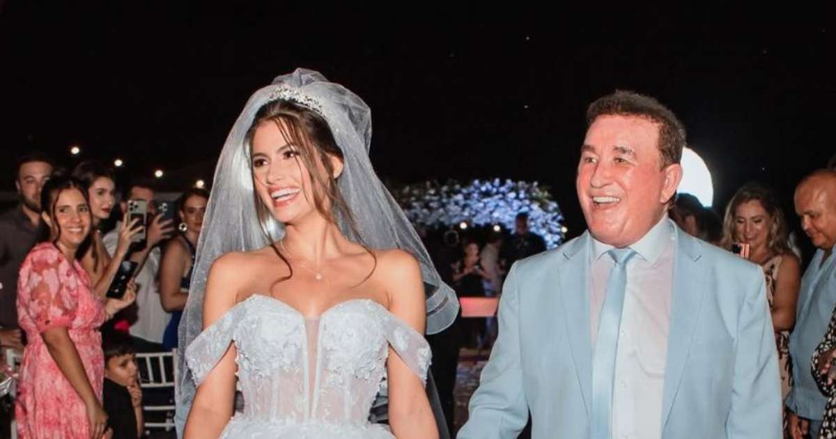 Amado Batista e esposa embarcam para lua de mel na Bahia após casamento