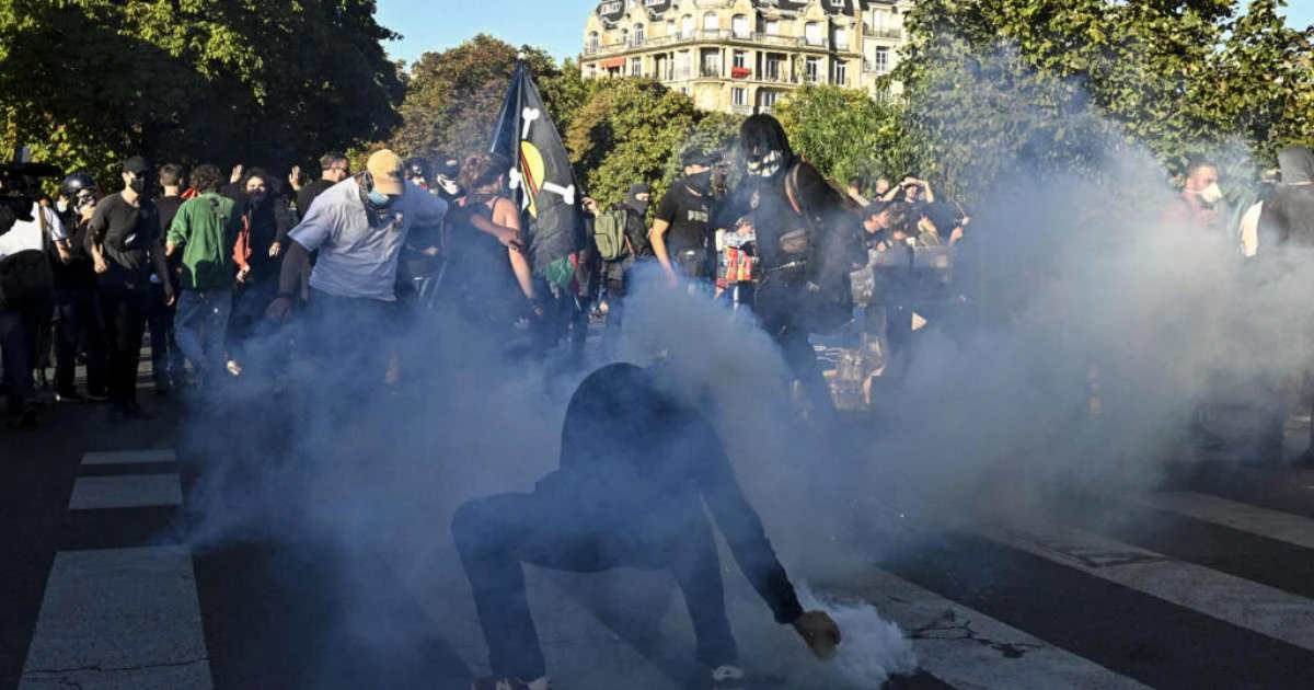 Protestos contra política econômica levam centenas de milhares de pessoas às ruas na França