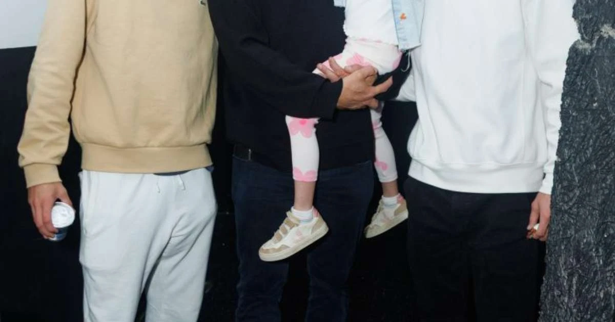 A cara do pai! Discreto, Rodrigo Hilbert posa com os filhos durante evento em SP