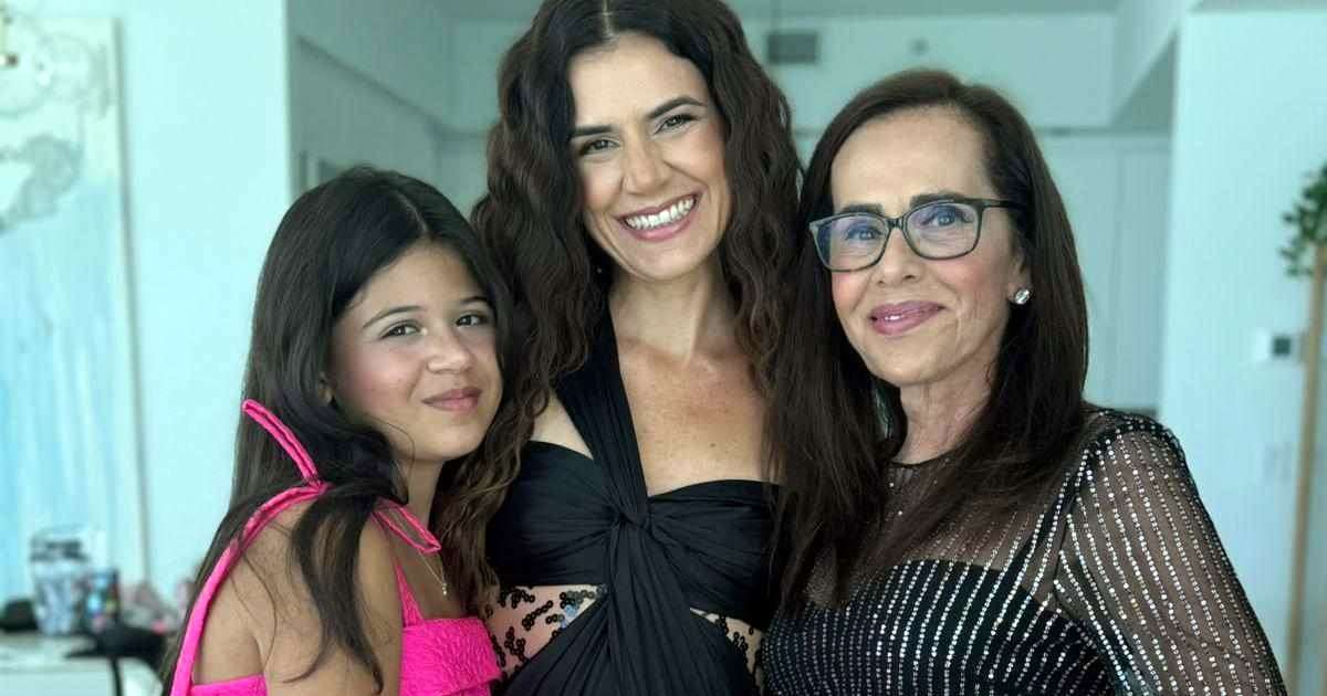 Mariana Aydar festeja vitória no Grammy com a mãe, Bia Aydar, e a filha, Brisa