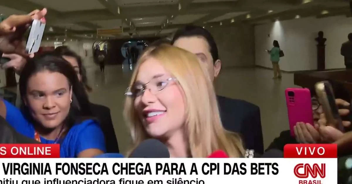 CPI das Bets: de óculos e foto da filha na roupa, Virginia chega sorridente e reação agita web. 'Quer holofotes'