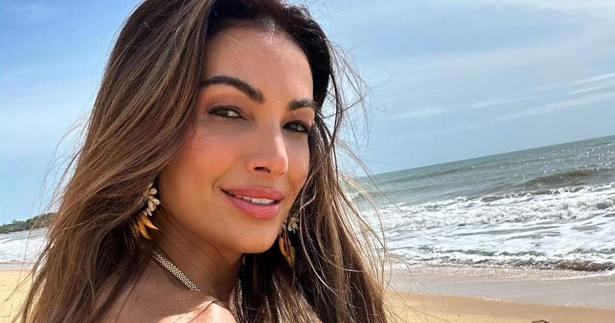 Patrícia Poeta curte folga do 'Encontro' na praia com bolsa de R$ 11,5 mil