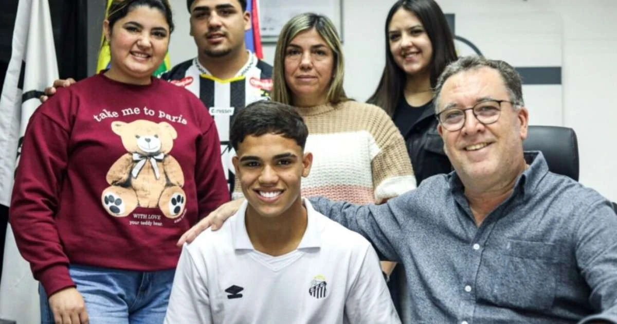 Oficial! Volante assina com o Santos até 2028