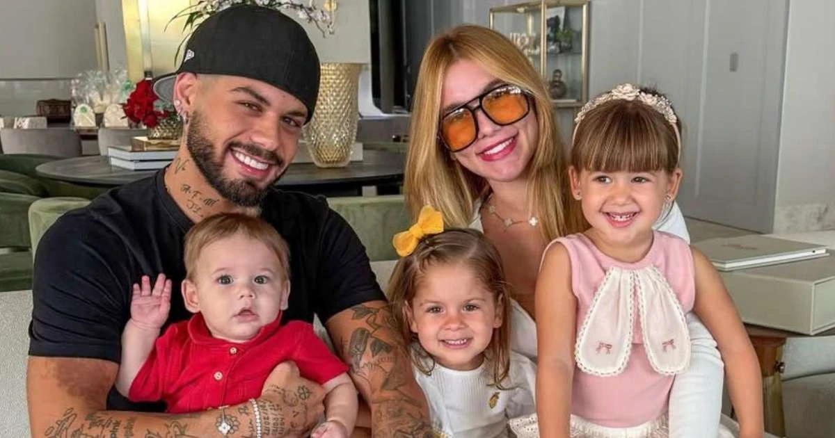 Virgínia Fonseca ostenta bolsa de R$ 350 mil feita de couro de crocodilo em foto com Zé Felipe e filhos: 'Minha maior conquista'