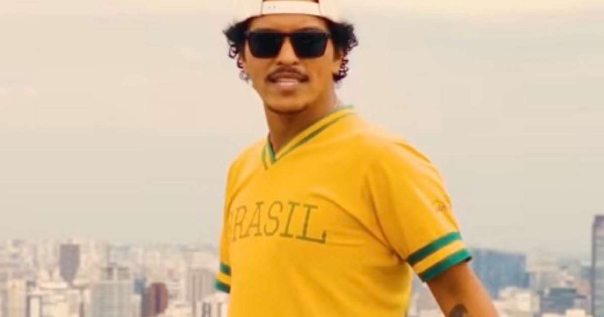 Bruninho is back! Bruno Mars come coxinha e dança com cachaça em São Paulo