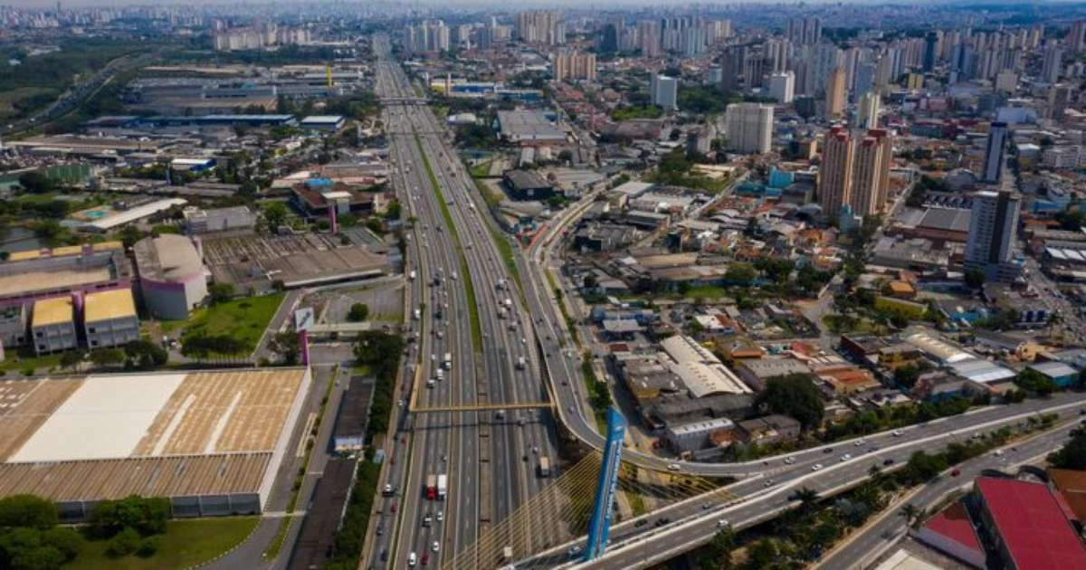 Colisão entre ônibus e caminhão deixa um morto e 12 feridos na Via Dutra