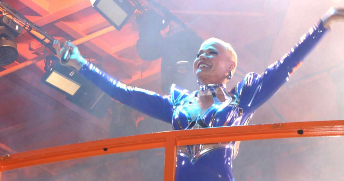 Rock in Rio: Xuxa Meneghel elege maiô ultracavado e botas prateadas para 1º show com Sasha, Junno e João Lucas na plateia