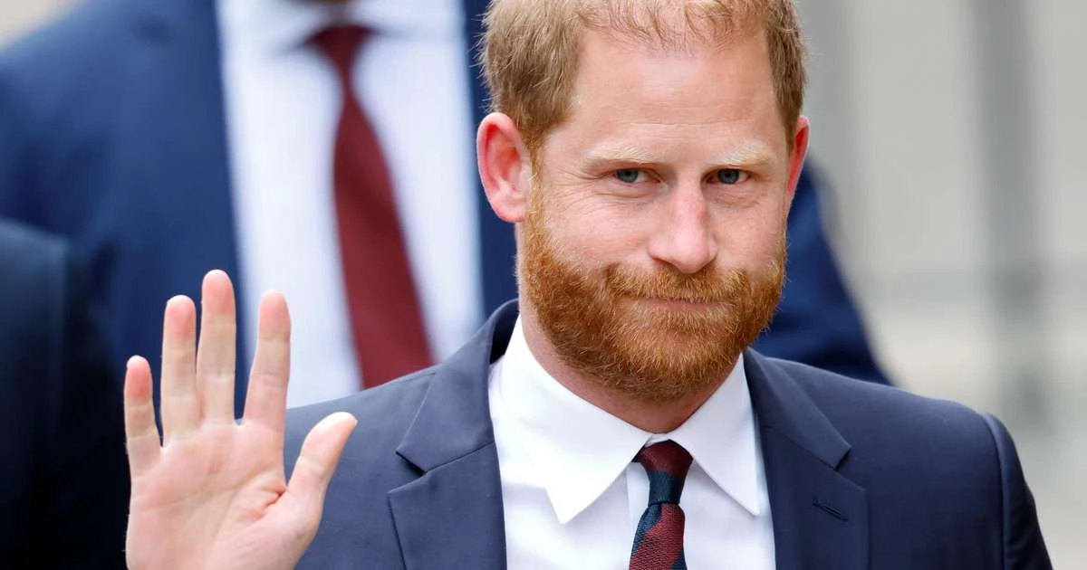 Harry teria cogitado tirar o sobrenome da família real e colocar Spencer em homenagem à mãe, diz site