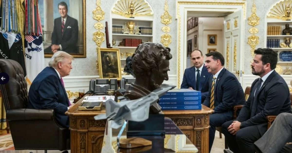 Trump elogia Flávio Bolsonaro em meio a novo tarifaço dos EUA a produtos brasileiros
