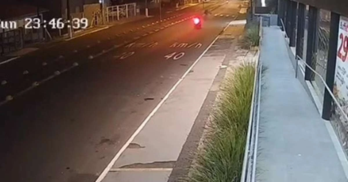 Vídeo: câmera de monitoramento registra atropelamento de ciclista por motocicleta no litoral norte