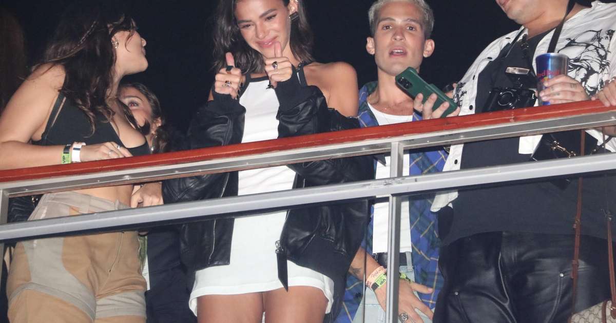 Bruna Marquezine e João Guilherme curtem Rock in Rio agarradinhos; veja fotos