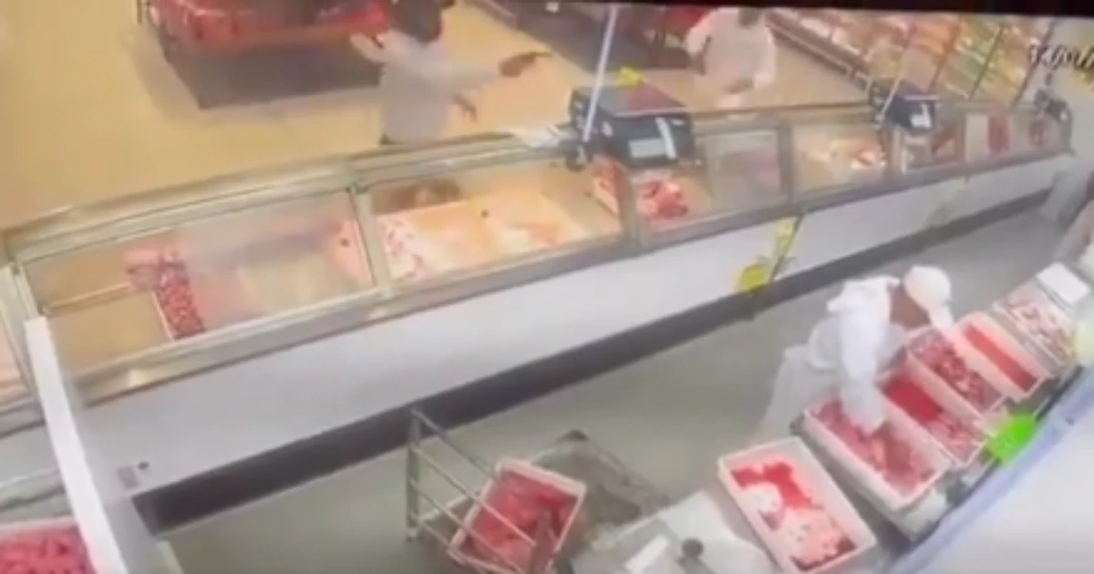 Homem tenta atirar em colega de trabalho e é impedido por outro funcionário; veja vídeo