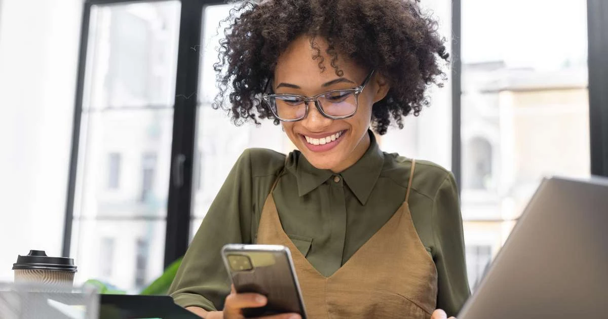 Celular cresce como fonte de renda entre brasileiros em 2025