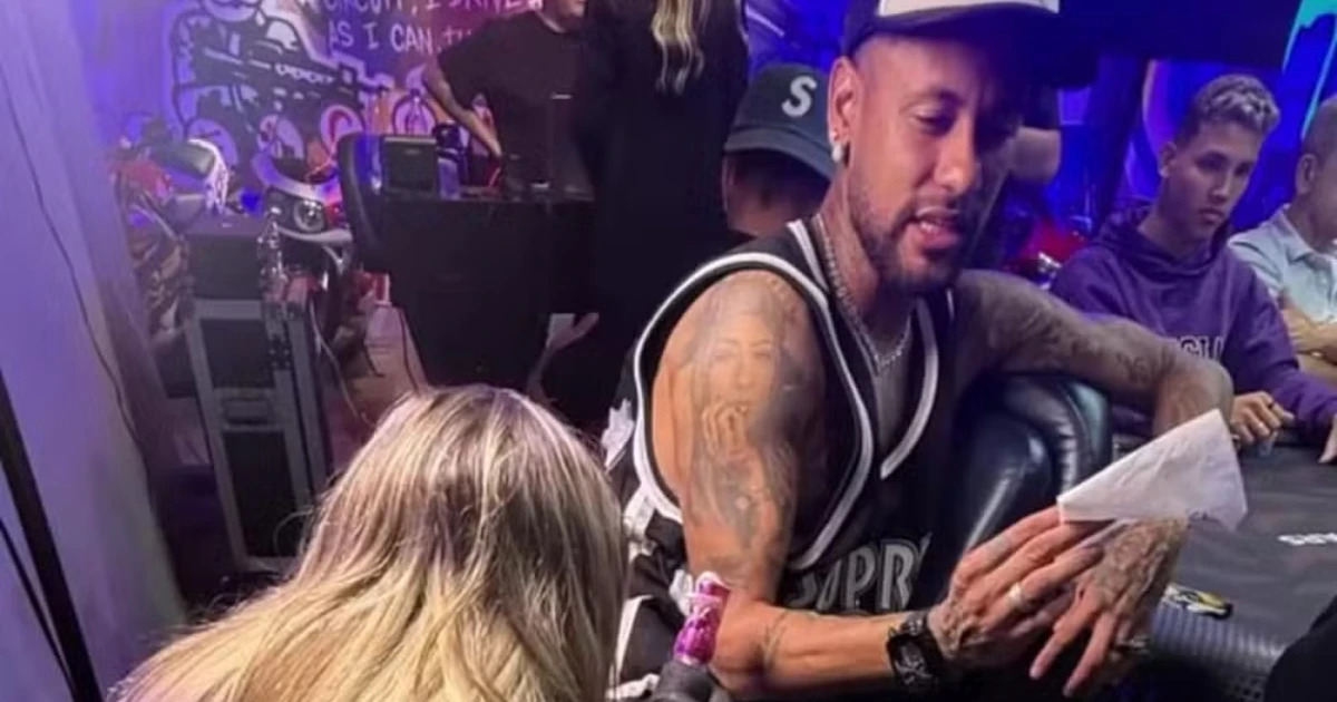 Neymar faz tatuagem do escudo do Santos em homenagem ao clube