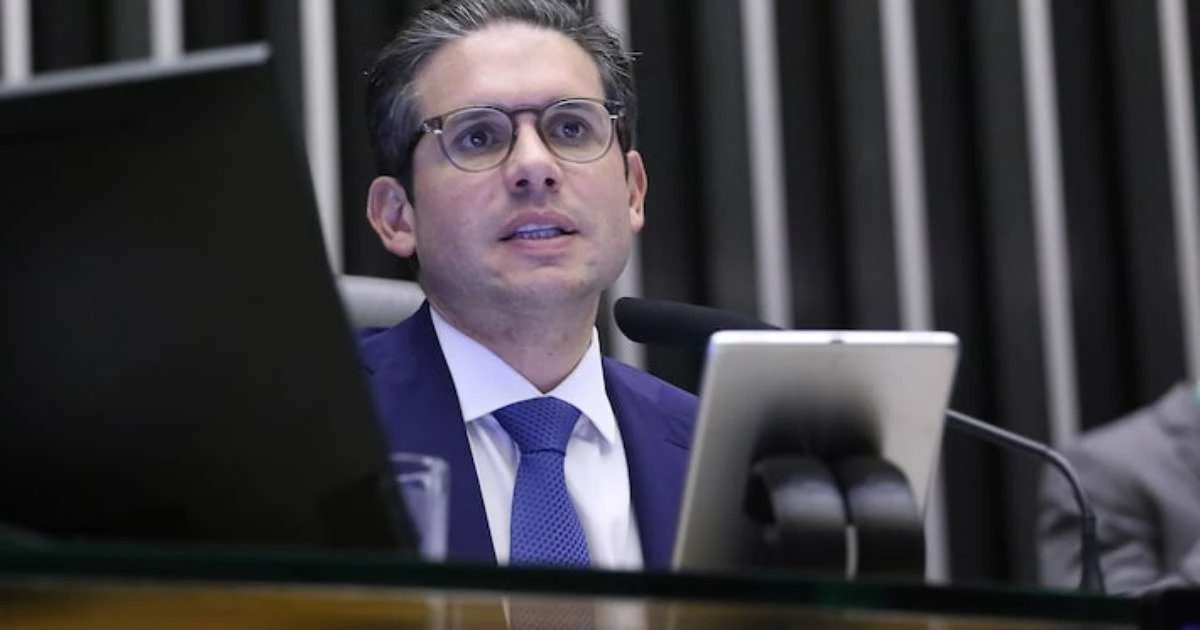 Hugo Motta liga para presidentes de comissões e pede fim de sessões de homenagem a Bolsonaro