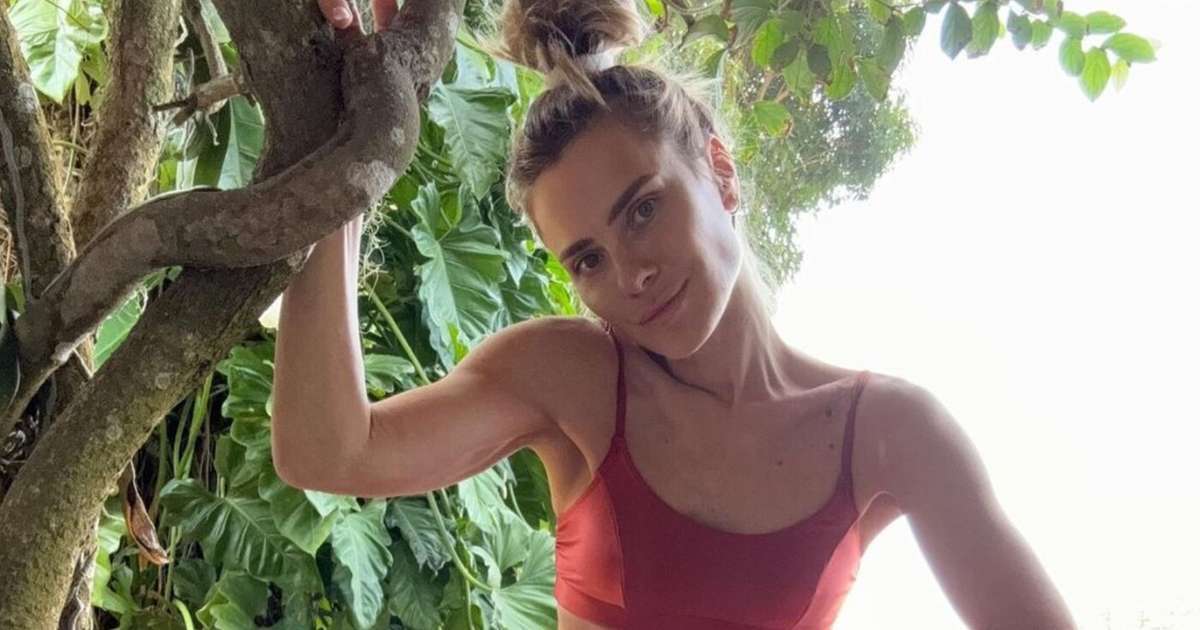 Sarada! Carolina Dieckmann surpreende com corpo musculoso barriga definida em look fitness após polêmicas com magreza