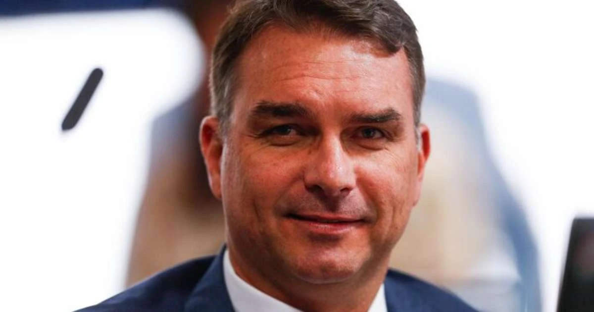Flávio Bolsonaro cogita 'negociar penas', mas quer projeto que negue tentativa de golpe de Estado