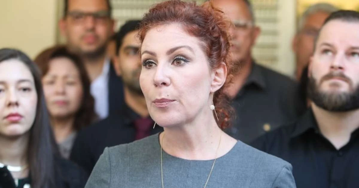'Nenhum ditador nos colocará de joelhos', diz Zambelli em carta; deputada estava proibida de postar