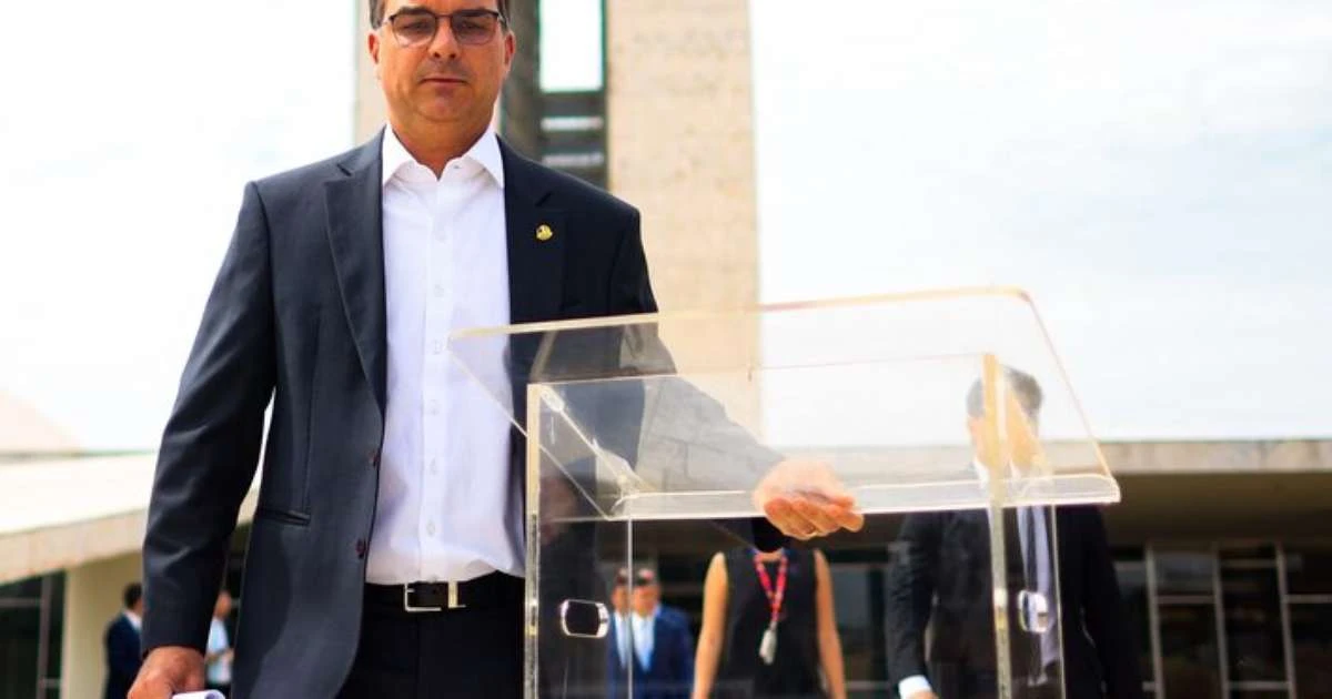OAB-RJ critica 'restrições a liberdades' de réus; Flávio Bolsonaro agradece