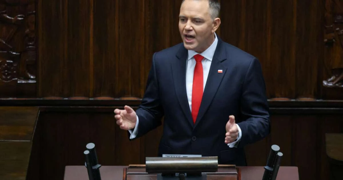 Polônia: novo presidente conservador inicia governo de coabitação com prêmiê pró-Europa