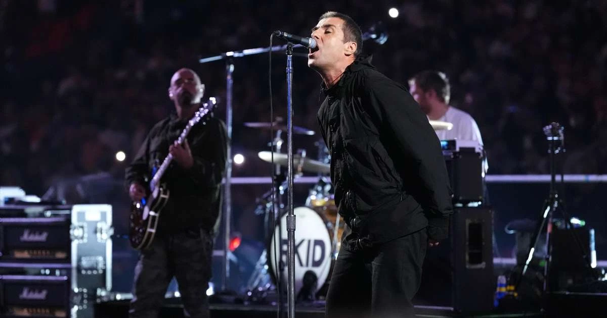 Fã que morreu no show do Oasis escorregou em cerveja derramada no chão