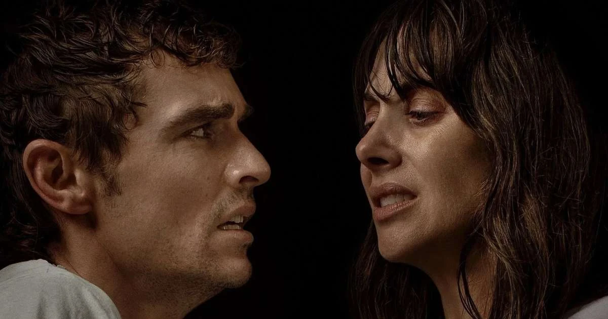 'Juntos' tenta ser desconfortável, mas é horror corporal tímido e decepcionante