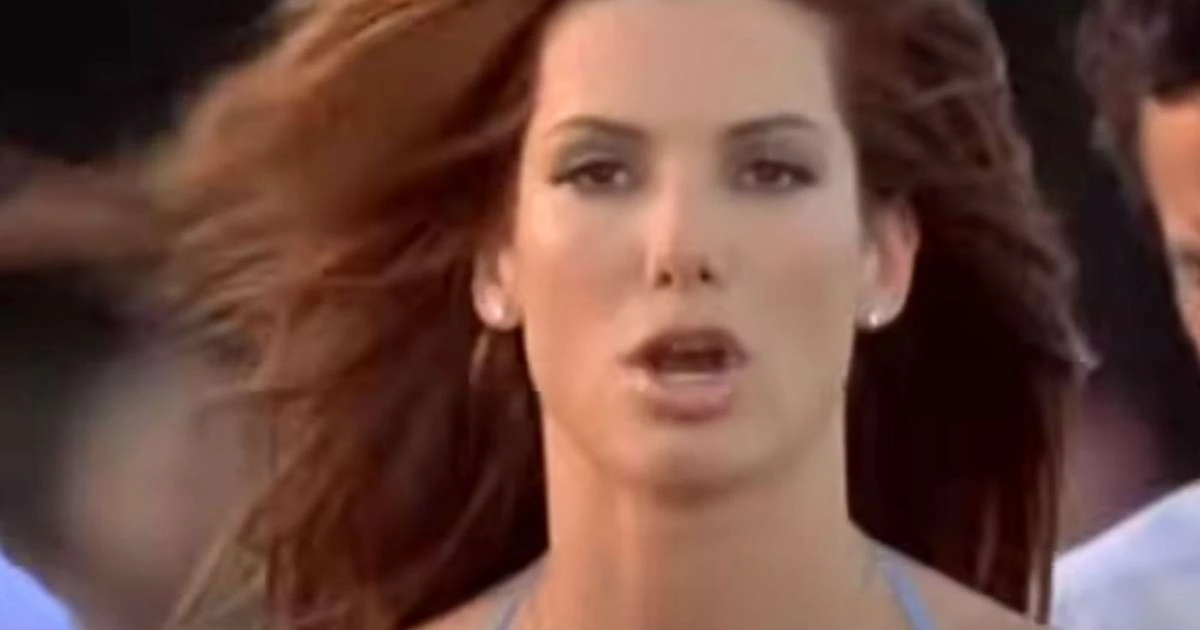 Há 25 anos: uma decisão arriscada fez Sandra Bullock, hoje com 61, agredir um famoso nos bastidores de filme com R$ 1 bilhão de bilheteria