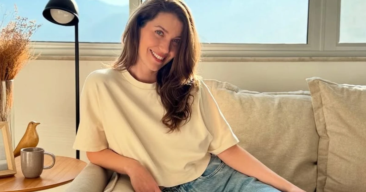 Fantasma tem casa? Chão de taco, paredes claras e janelas antirruído: Nathalia Dill, a Francesca de 'Quem Ama Cuida', mora em apartamento minimalista clean