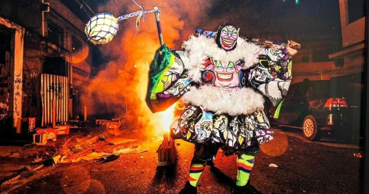 Fotógrafo francês expõe em Paris a tradição do bate-bola, figura icônica do carnaval do RJ