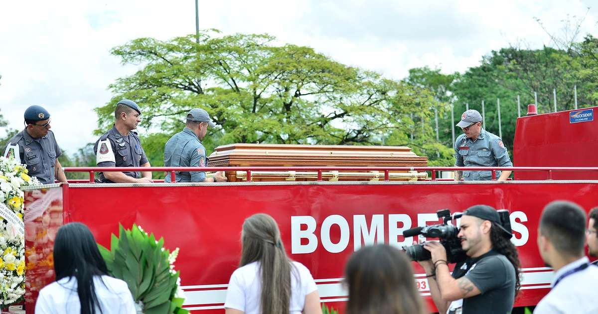 Corpo do cantor Agnaldo Rayol é levado para o cemitério em carro dos Bombeiros