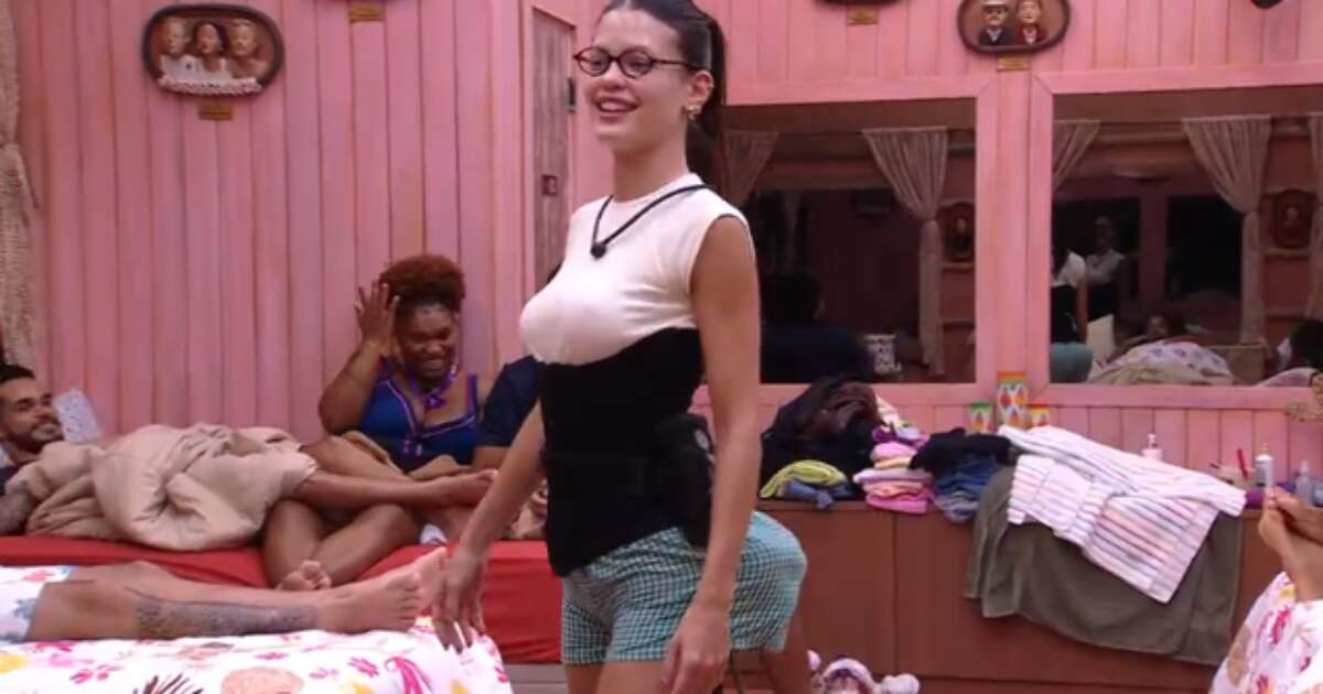 BBB25: com 'enchimento' no bumbum, Vitória Strada imita Gracyanne Barbosa e diverte brothers