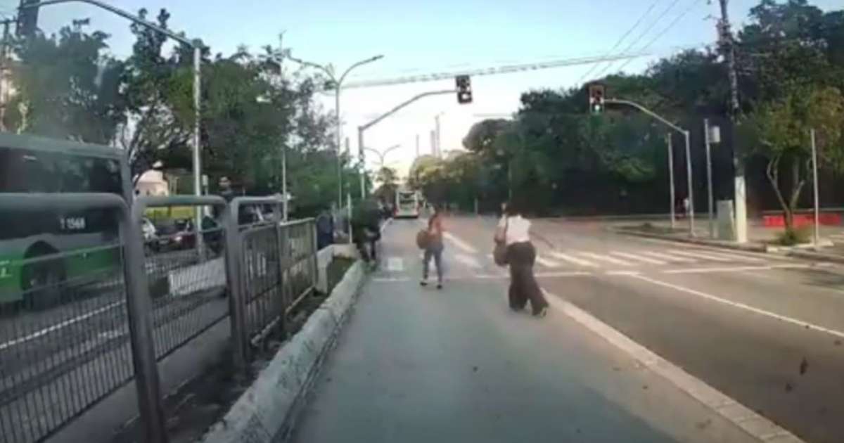 Câmera de ônibus atingido por destroços de avião mostra veículo perdendo controle e passageiros saindo; vídeo